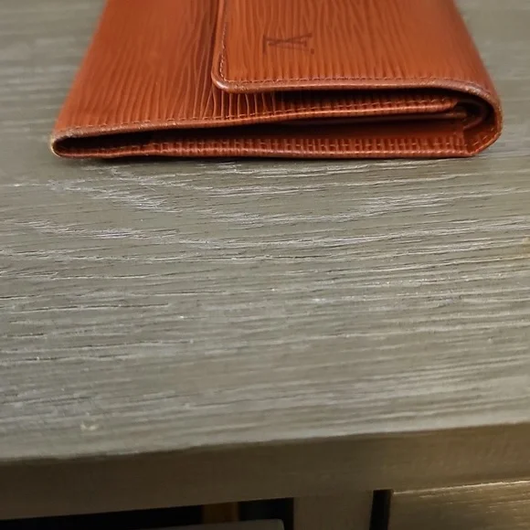 Louis Vuitton VINTAGE SALE Brown Epi Trifold Wallet - Picture 8 of 10